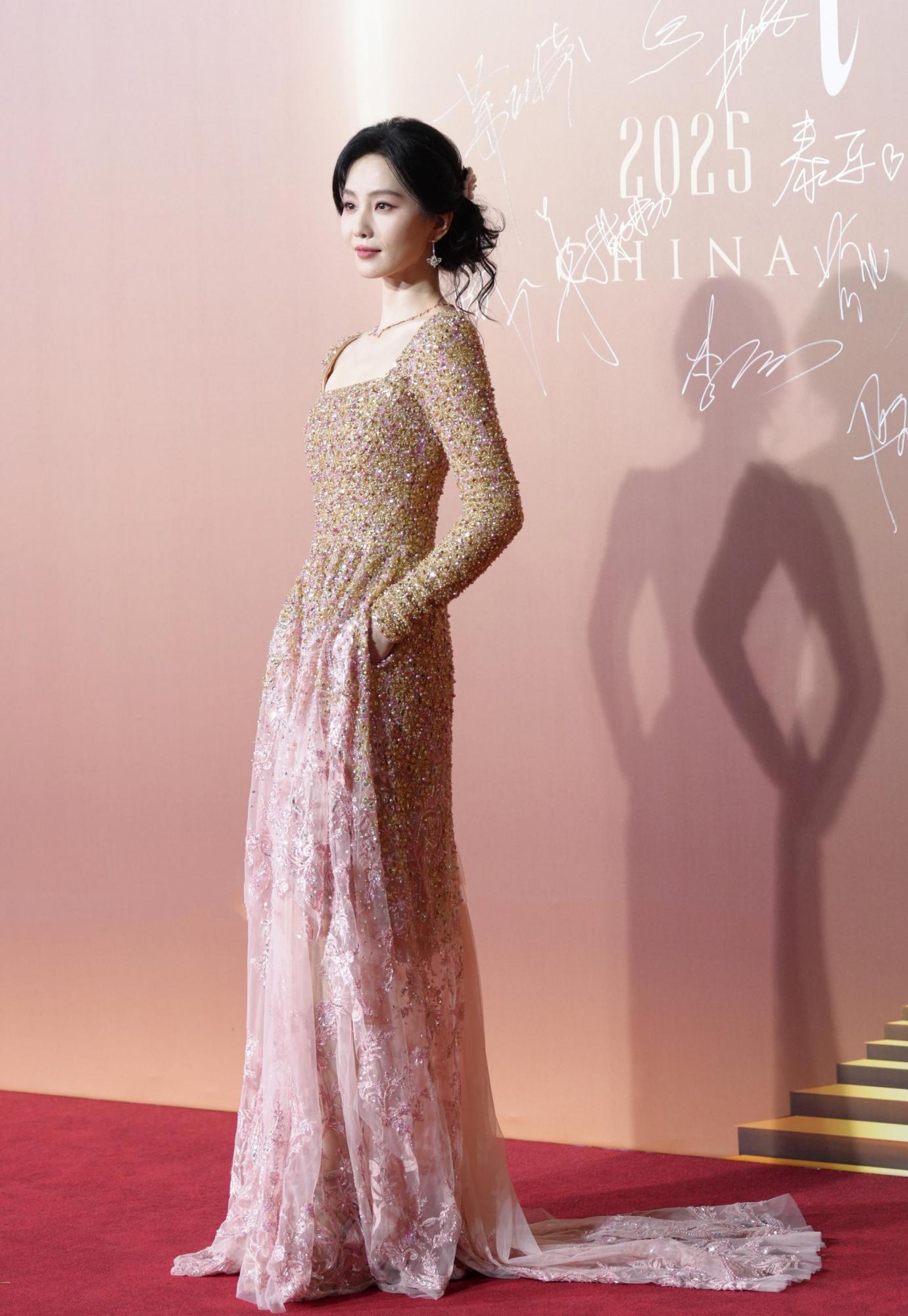 刘诗诗抹胸连身礼服露背现场生图照[4]